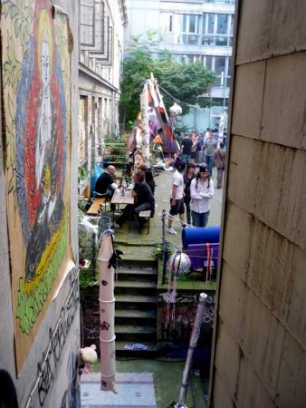 Arbeitet hier die Avantgarde? Das besetzte Hamburger Gängeviertel – Kultur irgendwo zwischen Subversion und Assimilation.