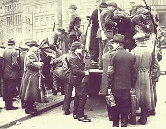 ArbeiterInnen bildeten in den Städten spontan die sogenannten Arbeiterwehren