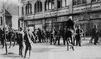 Mitglieder der Ruhrarmee beim Sammeln.  