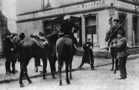 Ruhrarmisten an einer Straßensperre