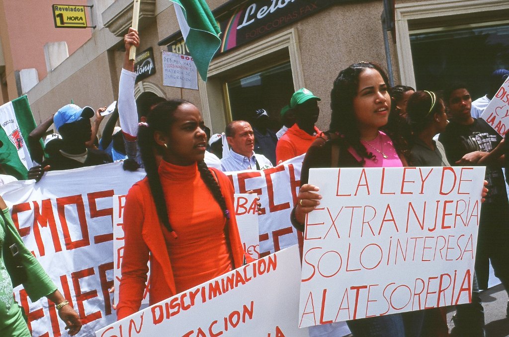 Schild: Für das Ausländergesetz interessiert sich nur das Finanzamt