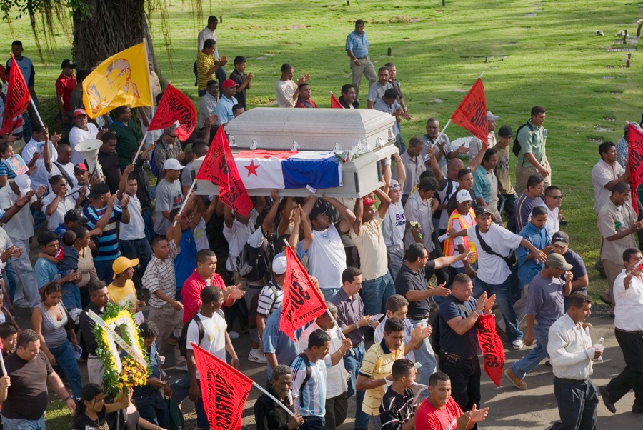 Wenn die Polizei für den Standort schießt: SUNTRACS-Organisierte tragen den Sarg eines Genossen