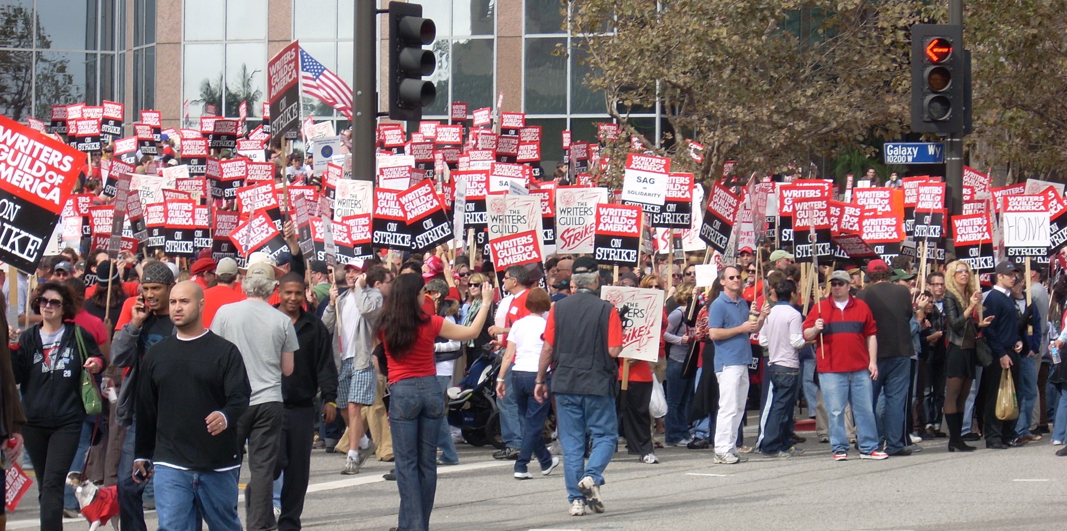Die Filmbranche erfordert hohen Organisationsgrad, wie den der Writer's Guild in Hollywood. WGA-Mitglieder vereint im Streik, 2007. Foto (CCC): Jengod