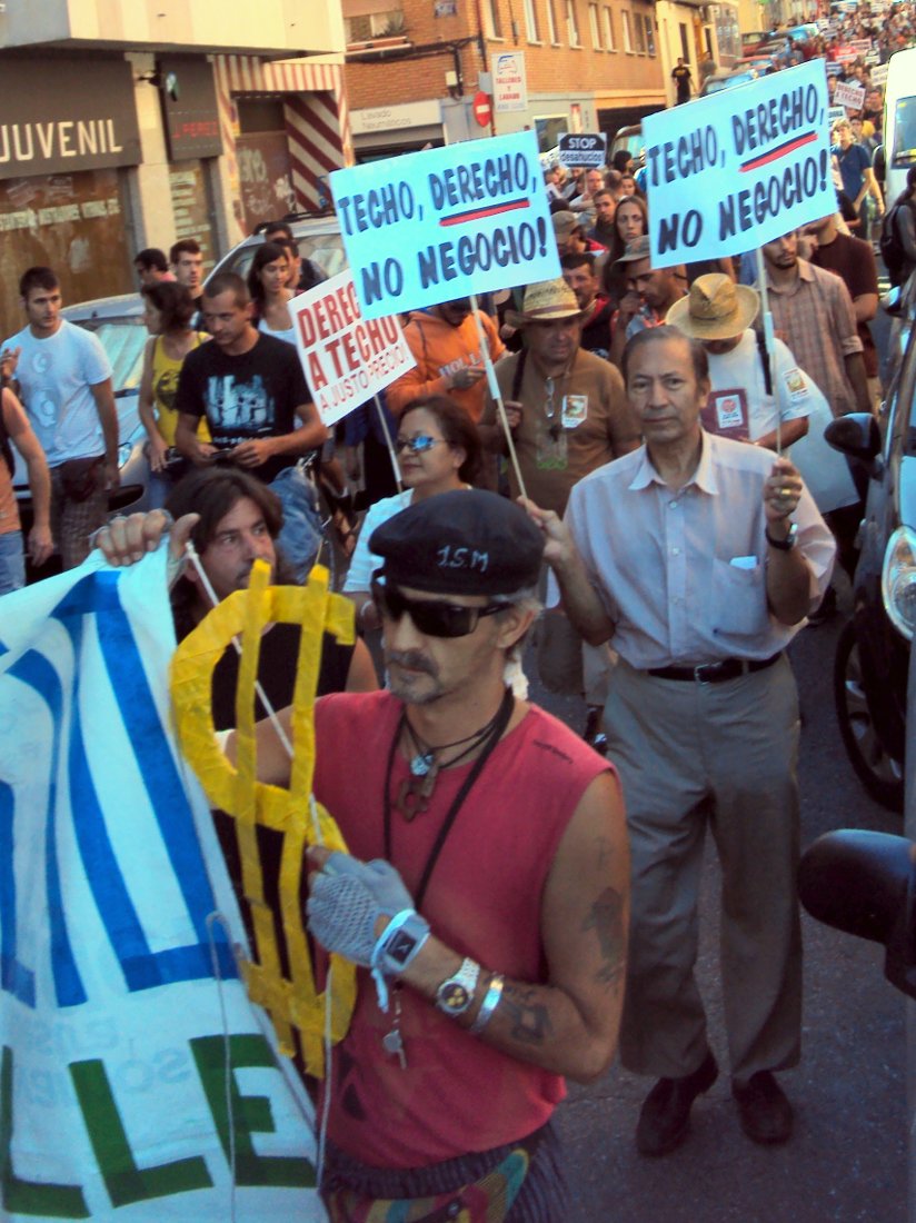 Demo nach einem gescheiterten Versuch, eine Wohnungsräumung zu verhindern. Die Räumung wurde durchgesetzt, indem das ganze Viertel hermetisch abgeriegelt wurde. (Foto: MPC)