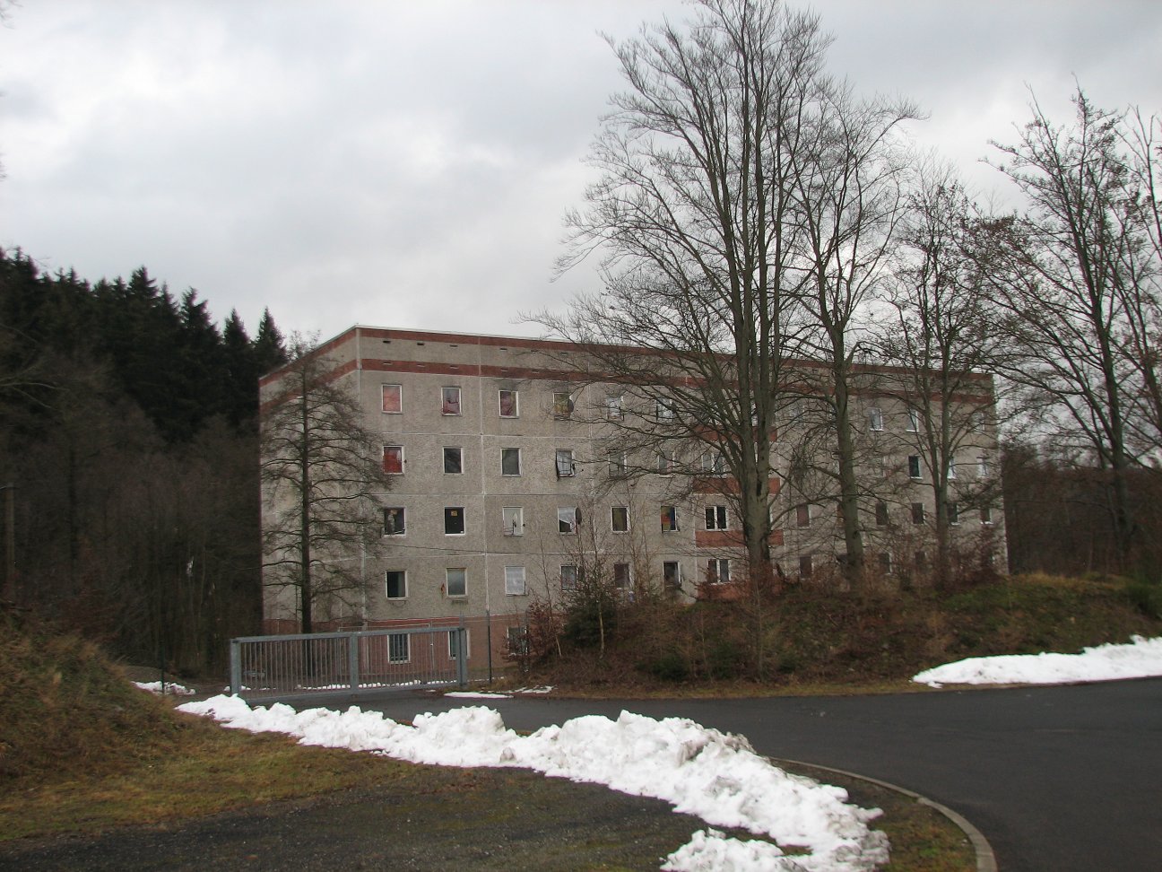 Exemplarisch für die Situation von Flüchtlingen in Deutschland – das Asylbewerberheim am Stadtrand von Zella-Mehlis zwischen Wald und Gewerbegebiet isoliert von der restlichen Bevölkerung (Foto: C. Horn)