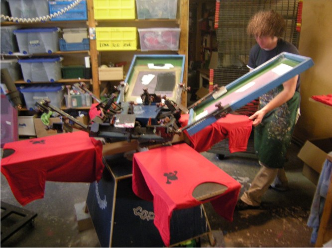 Kollektivarbeit heute: T-Shirt-Druck im Münsteraner Genossenschaftsbetrieb „Fairdruckt eG“