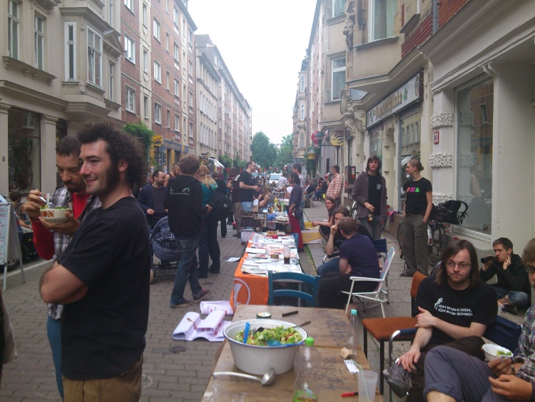 Ein Eindruck des kleinen Straßenfestes zum Abend hin.