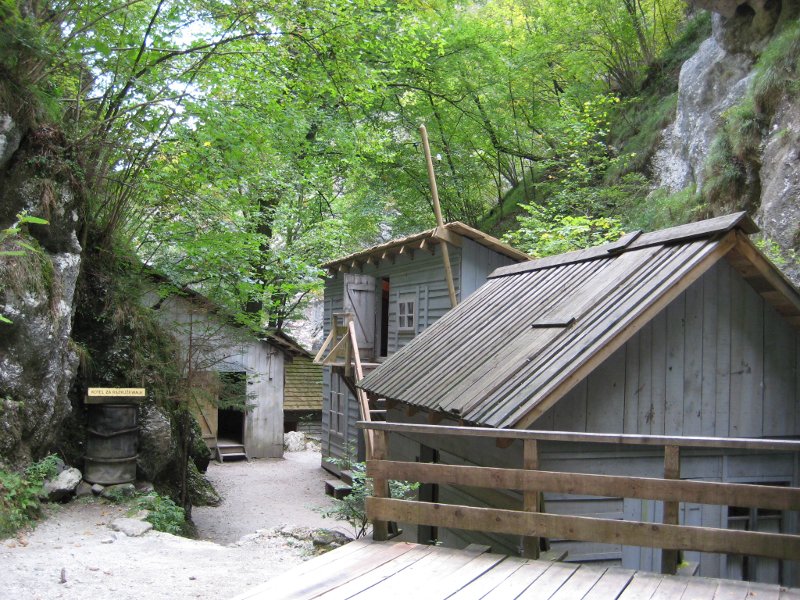 Denkmäler der Partisanengeschichte sind in Slowenien zu finden. Neben der damals konspirativen Druckerei im Westen des Landes kann noch heute das Partisanenlazarett Franja besucht werden. Gut versteckt wurde das Krankenhaus Ende 1943 in der Pasica-Schlucht erbaut. Bis Kriegsende wurden hier über 500 Personen aus etwa 80 Nationen versorgt. Ausgestattet war das Lazarett, was nach der Chefärztin Dr. Franja Bojc-Bidovec benannt wurde, sogar mit einem Röntgengerät.