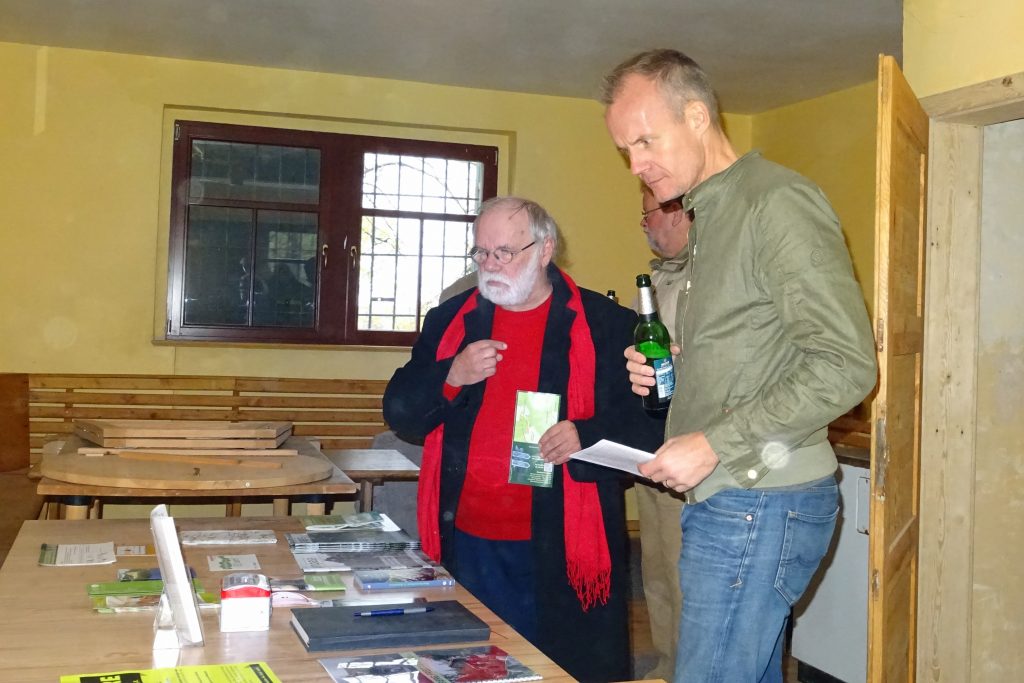 Kabarettist Max Uthoff inspiziert den Aufenthaltsraum