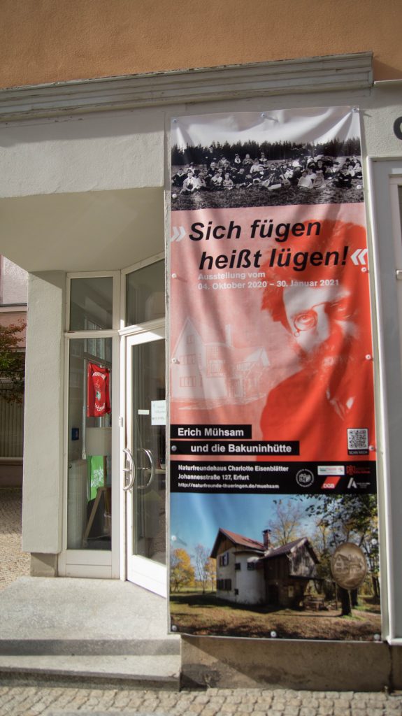 Ausstellungsbanner am Naturfreundehaus
