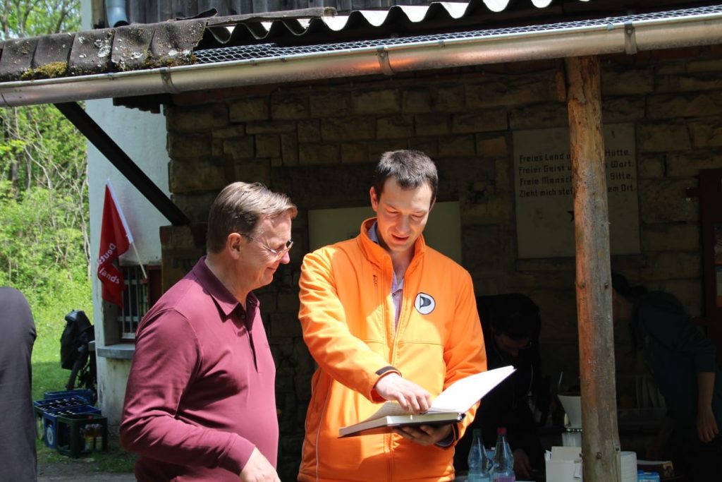 Ich zeige Bodo Ramelow das Gästebuch