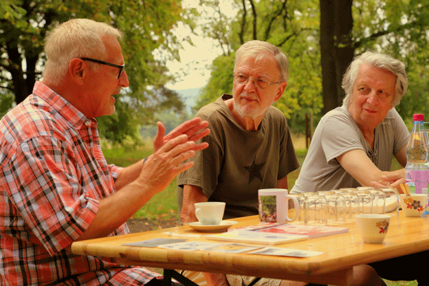 Liedermacher Konstantin Wecker im Gespräch mit Vereinsmitgliedern
