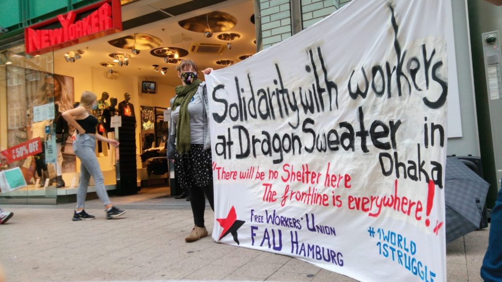 Eine Kundgebung vor einer »New Yorker«-Filiale in Hamburg in Protest gegen die Kündigungen bei Dragon Group.