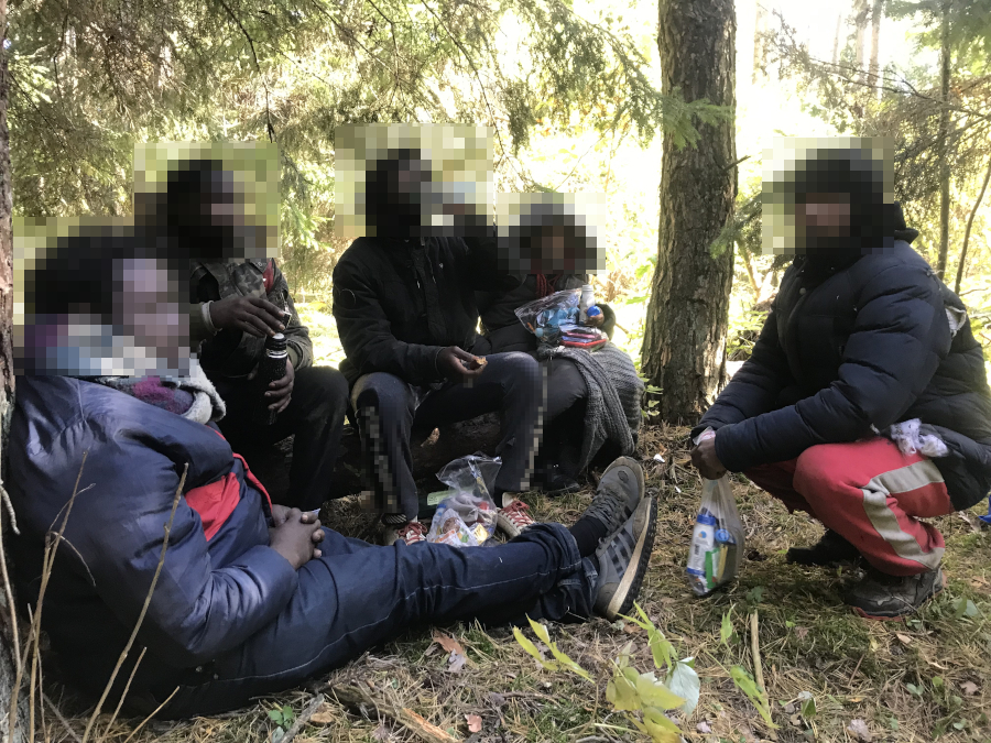 eissrussischen-polnischen Grenze machen Gefluechtete eine Pause