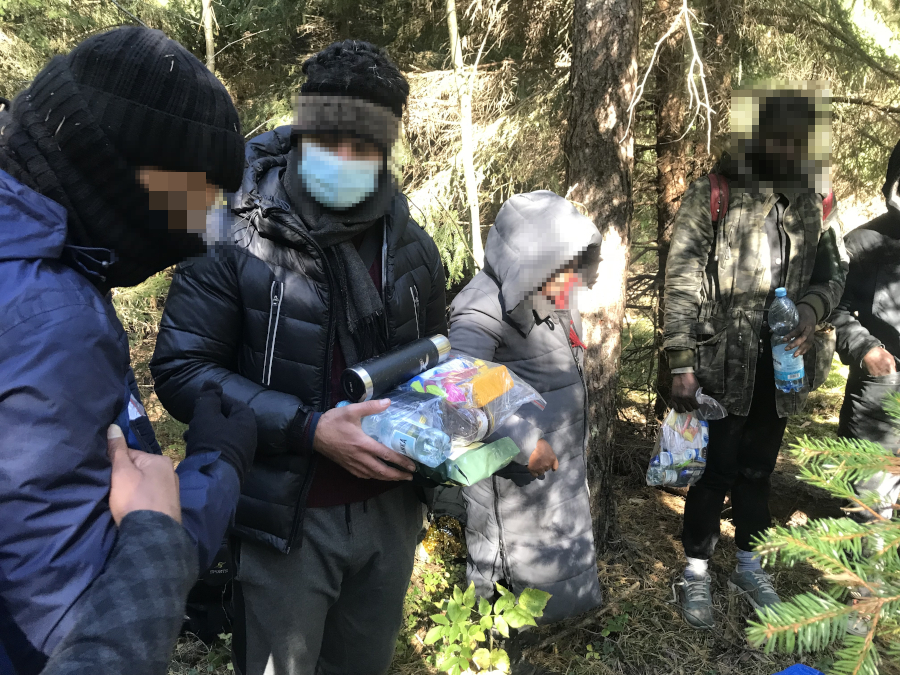 Menschen halten die Hilfspakete in der Hand_2