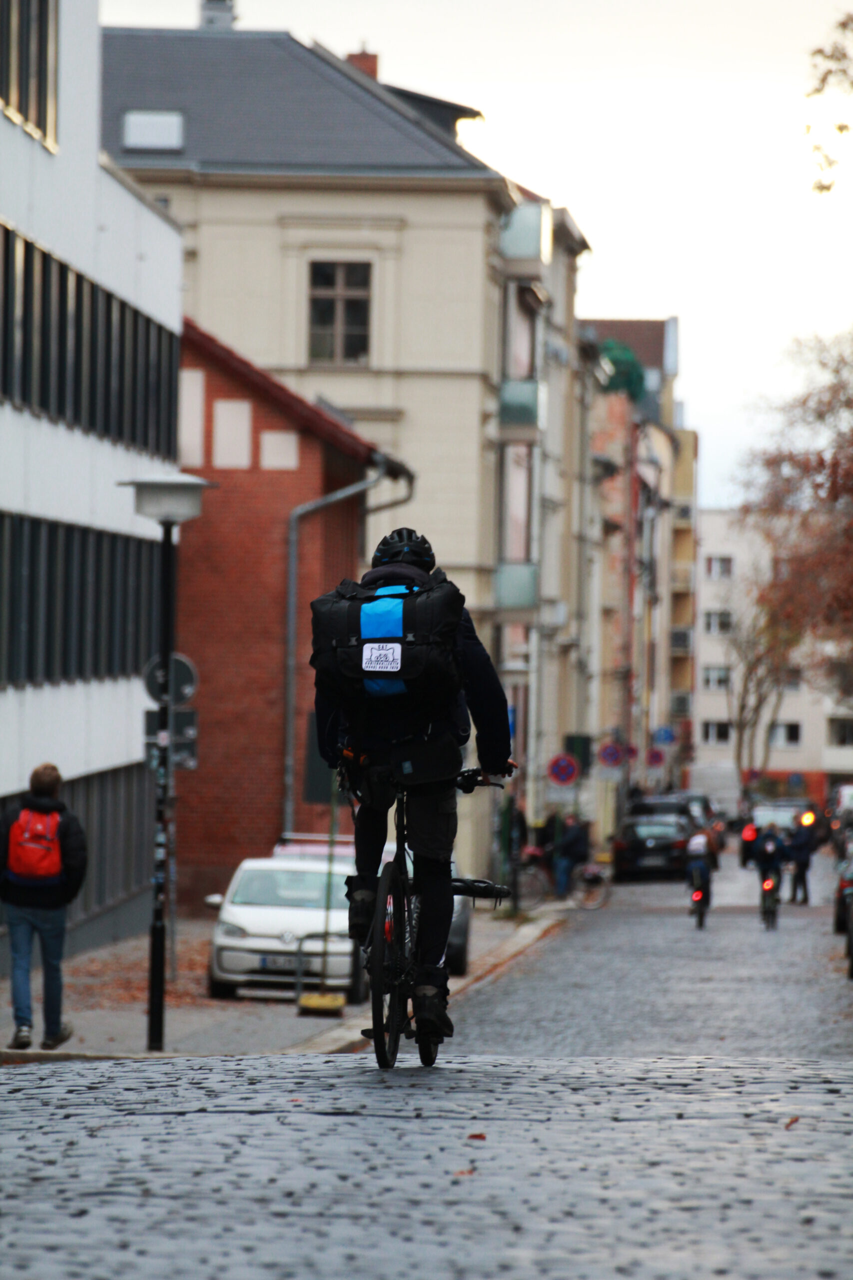 Ein:e Fahrradkurier:in auf Achse.